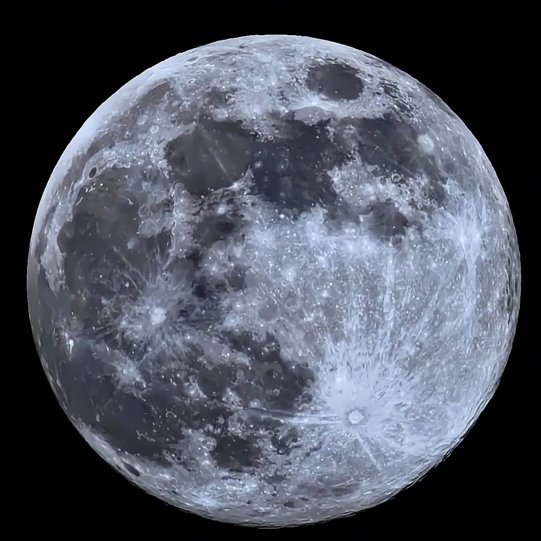 The December full moon photographed in detail
